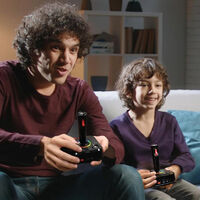 Regresa a tu infancia en compañía con esta consola retro de Atari tirada de precio: viene con dos joysticks y más de 200 juegos 