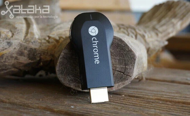 Google actualiza el Chromecast original tras casi 10 años de lanzarlo. Ya va siendo hora de sacarlo del cajón