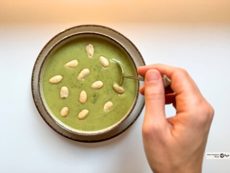 Vichyssoise de calabacín: una adaptación sencilla y con pocos ingredientes de un clásico francés