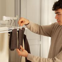 Las rebajas ponen solución a secar la ropa con la lluvia: este tendedero de varios pisos y zapatero es la clave  