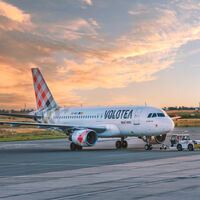Aconsejan no comprar billetes de Volotea, operadora de rutas nacionales desde A Coruña, por su posible quiebra 