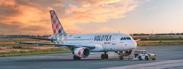 Aconsejan no comprar billetes de Volotea, operadora de rutas nacionales desde A Coruña, por su posible quiebra 