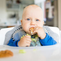 Alimentación complementaria y Baby-led weaning: todo lo que debes saber explicado por los expertos