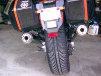 Darkside; una rueda de coche en la trasera de tu moto