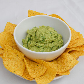 Nachos con guacamole, el aperitivo perfecto listo en menos de cinco minutos 