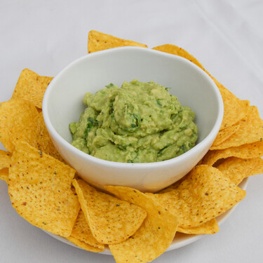 Nachos con guacamole, el aperitivo perfecto listo en menos de cinco minutos 