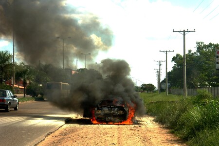 Si reportas el incendio de un auto híbrido o eléctrico en México, debes especificarlo: no deben apagarse con agua