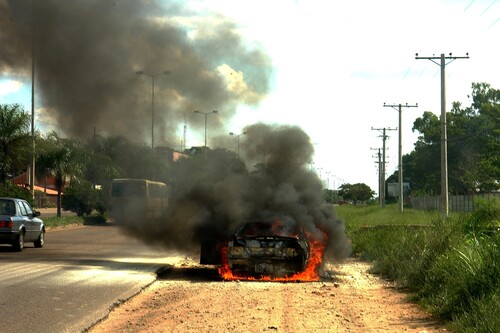 Si reportas el incendio de un auto híbrido o eléctrico en México, debes especificarlo: no deben apagarse con agua