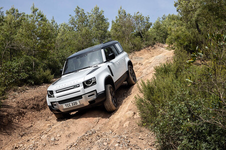 Probamos el Land Rover Defender P400e: todoterreno híbrido enchufable de 400 CV con todo el sentido en off-road
