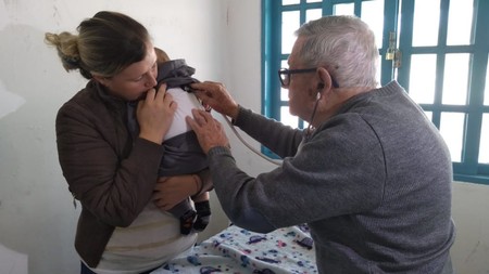 La bonita historia de un pediatra jubilado, quien a sus 92 años atiende gratis a los niños de una comunidad humilde en Brasil