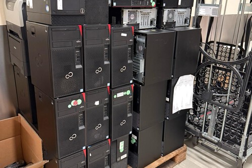 PCs empilhados / Imagem: Reddit