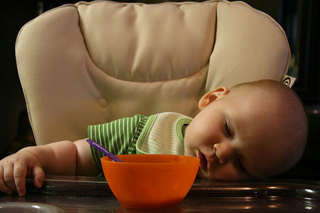 bebe_durmiendo_comiendo.jpg