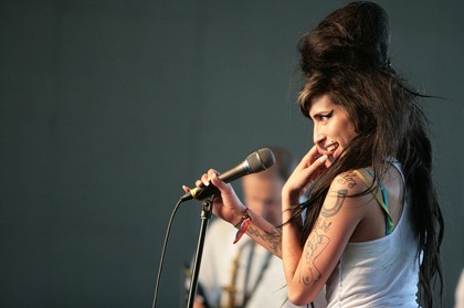 Amy Winehouse es una adicta... a estar morena