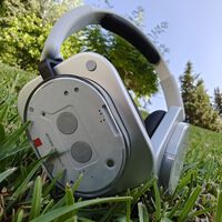 Su diseño es de todo menos aburrido, pero estos auriculares también suenan de cine y ahora marcan precio mínimo