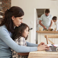 El 70% de los padres españoles ha sufrido estrés el último curso al intentar conciliar su trabajo con la educación de sus hijos