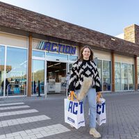 Llega hoy miércoles a Action la estantería que ordena tu salón y da un toque rústico por menos de 15 euros  
