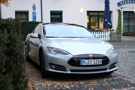 Tesla Model S Biergarten