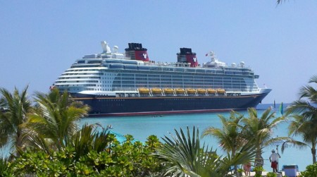 Un supuesto miembro de Anonymous, rescatado y detenido “gracias” a un crucero Disney
