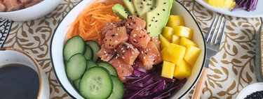 Poke de salmón con toppings frescos y aderezo cítrico: una receta tan fácil como deliciosa 