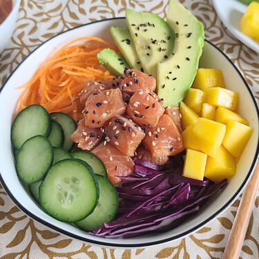 Poke de salmón con toppings frescos y aderezo cítrico: una receta tan fácil como deliciosa 