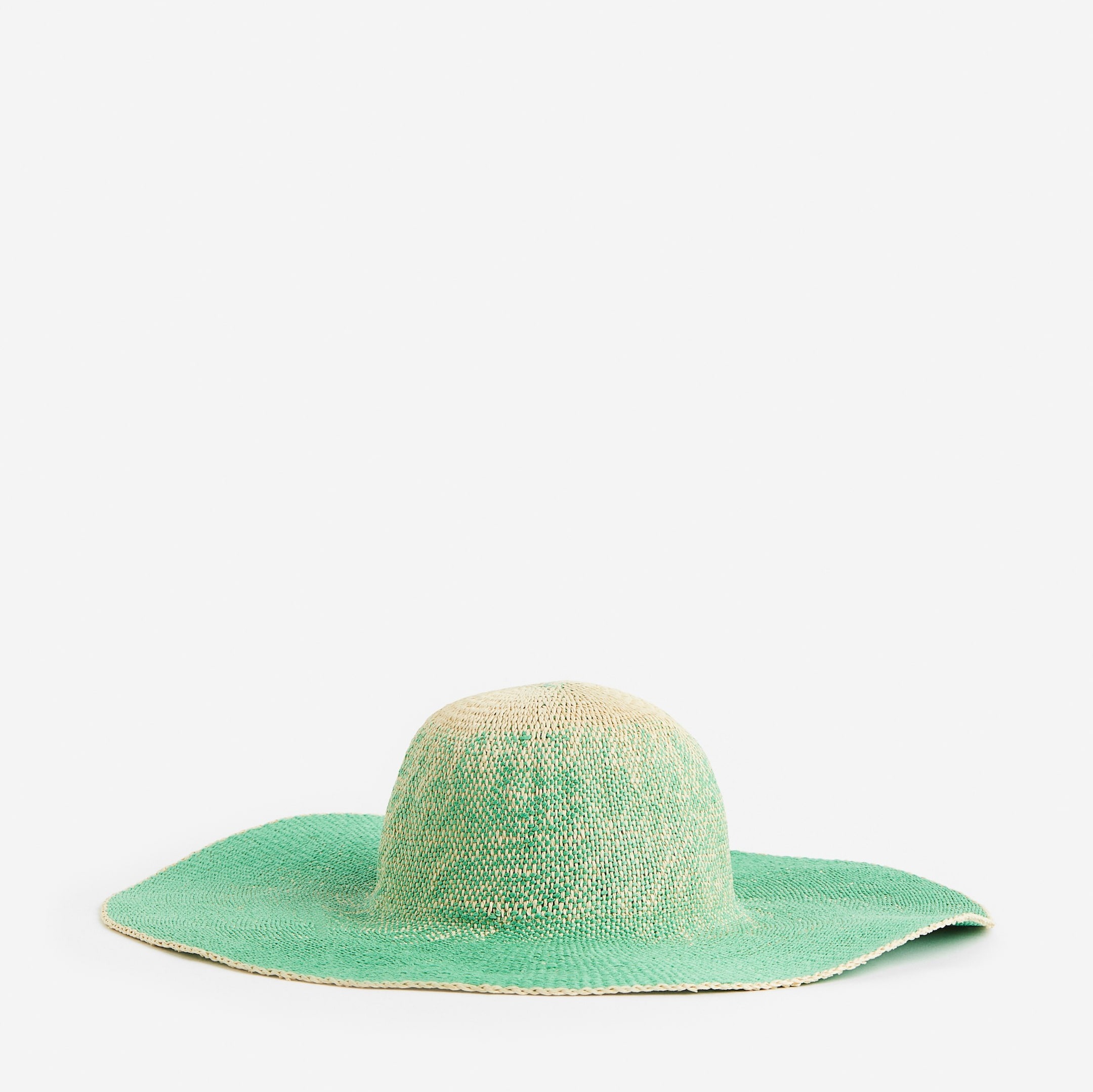 Sombrero de paja con ala ancha