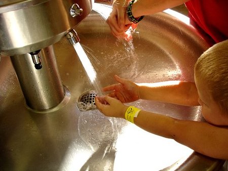 Cómo deben lavarse las manos los niños