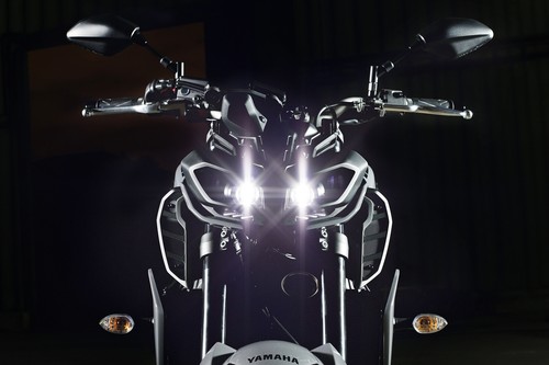 Unos nuevos ojos se iluminan en la oscuridad, aquí tienes la aún más enfadada Yamaha MT-09