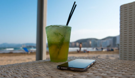¿Llevar el smartphone a la playa? Claramente a favor