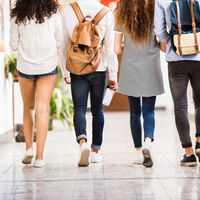 ¿Cursar toda la etapa educativa en el mismo colegio o cambiar de centro?: analizamos las ventajas y desventajas de ambas opciones