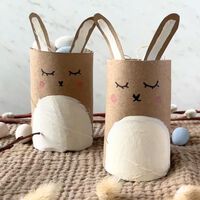 No tires los rollos de cartón del papel higiénico: utilízalos para hacer con los niños estos simpáticos conejitos de Pascua 