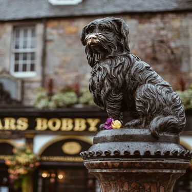 En 1858, un vigilante nocturno de Edimburgo falleció, su fiel perro permaneció 14 años junto a su tumba y hoy se le rinde homenaje en un famoso cementerio 