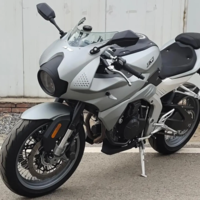 Esto es lo que sale mezclando una MV Agusta Superveloce y una Honda Hawk: esta deportiva neo-retro made in China