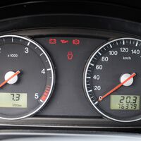 Todos los carros lo traen pero pocos saben leerlo: qué mide y para qué sirve el tacómetro 