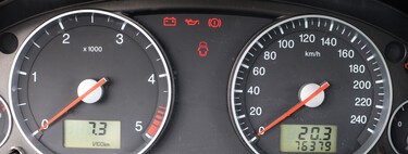 Todos los carros lo traen pero pocos saben leerlo: qué mide y para qué sirve el tacómetro 