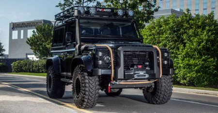 ¿Quieres el Land Rover Defender de los malos de 'Spectre'? Estos tipos te lo crean