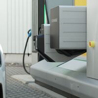 Siemens ha creado un cargador autónomo apto para cualquier coche eléctrico sin que tengamos que bajar del coche para conectarlo 