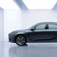 Amplio auto híbrido enchufable con 120 km en modo eléctrico en México. Tiene 5 años de garantía y cuesta menos que un Jetta 