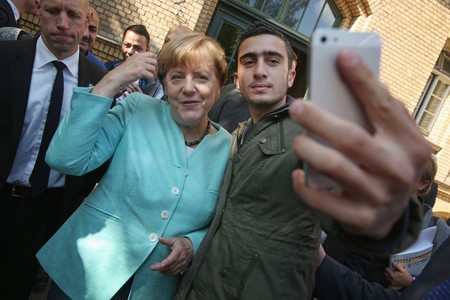 El refugiado que se hizo un selfie con Angela Merkel ahora demanda a Facebook por las fake news