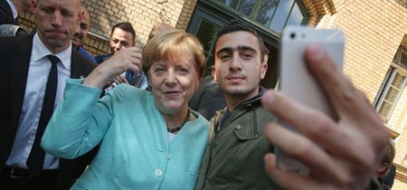El refugiado que se hizo un selfie con Angela Merkel ahora demanda a Facebook por las fake news