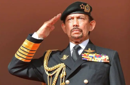 Hassanal Bolkiah prestando continência