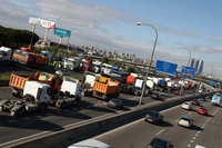 La huelga de camioneros complica mucho los accesos a Madrid