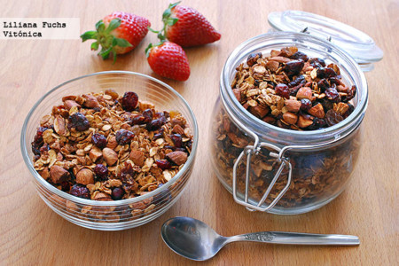 Muesli crujiente de avena y almendras. Receta saludable