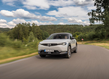 Mazda MX-30, al volante de un SUV eléctrico que hace fácil la transición de los autos de combustión a los EV