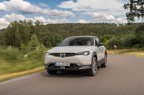 Mazda MX-30, al volante de un SUV eléctrico que hace fácil la transición de los autos de combustión a los EV