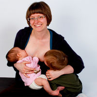 Las mujeres que amamantan durante el embarazo, ¿producen calostro para el nuevo bebé?