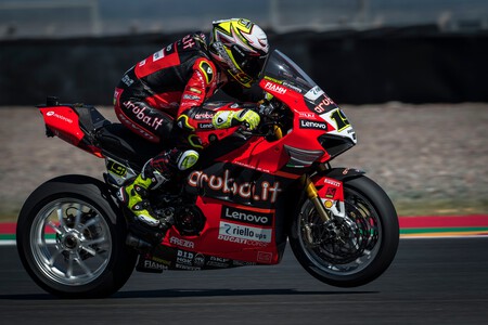 Álvaro Bautista finiquita el mundial ganando en Argentina tras la caída de Toprak Razgatlioglu