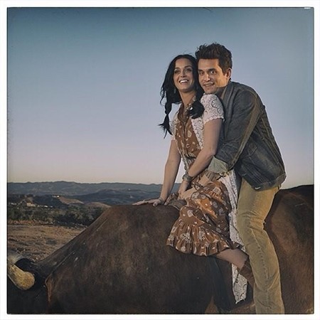 John Mayer y Katy Perry, amor a lomos de un toro mecánico...