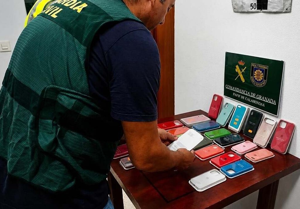 Comprar en tienda física ya no es garantía de calidad: la Guardia Civil ha encontrado 899 fundas falsas en un comercio de Granada