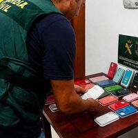 Comprar en tienda física ya no es garantía de calidad: la Guardia Civil ha encontrado 899 fundas falsas en un comercio de Granada 