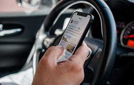 Conductor usando el móvil mientras conduce